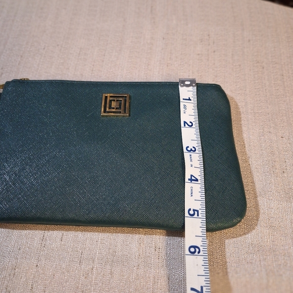 Liz Claiborne Phone Charging Wallet Wristlet Emerald Green RFID Data Protection - Picture 14 of 16